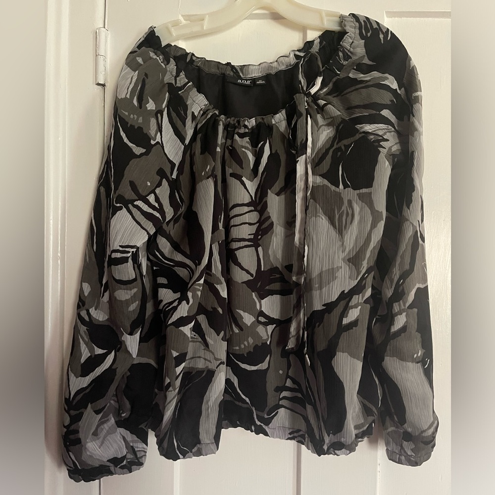 Blouse, with cinched neckline and elastic around bottom hemline